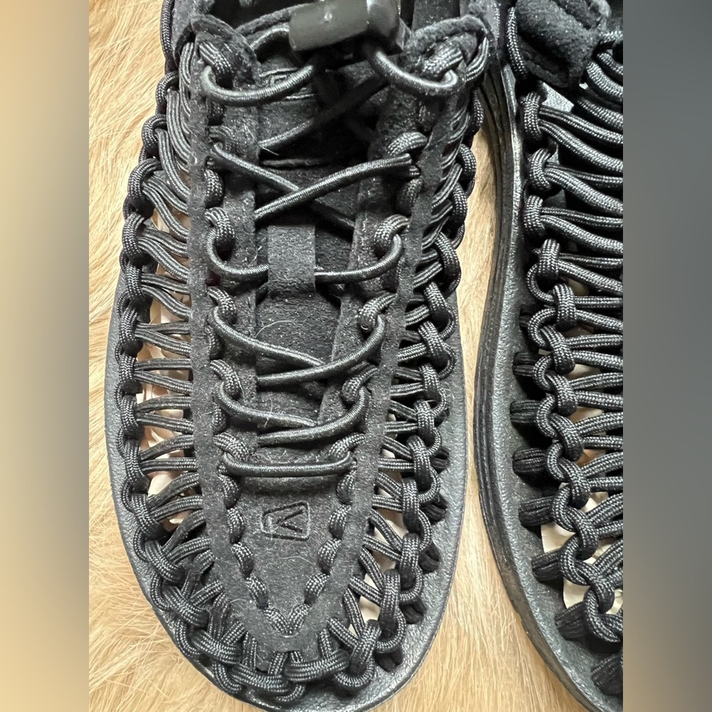 Keen UNEEK Women’s Black Woven Sandals Sz 6 - Picture 6 of 8